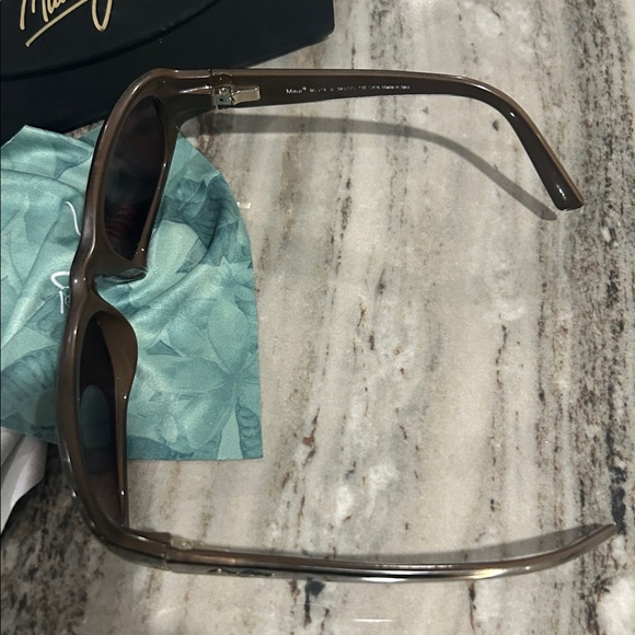 Maui Jim Women’s brown Sunglasses with Case good condition - Picture 9 of 9